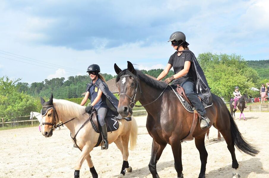 Cavaliers déguisés lors d'une épreuve de poney games en extérieur