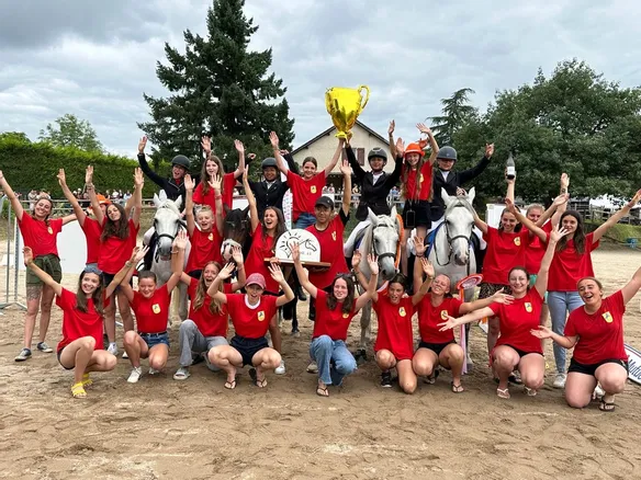 Cavaliers du club fêtant une victoire en concours, coupe à la main