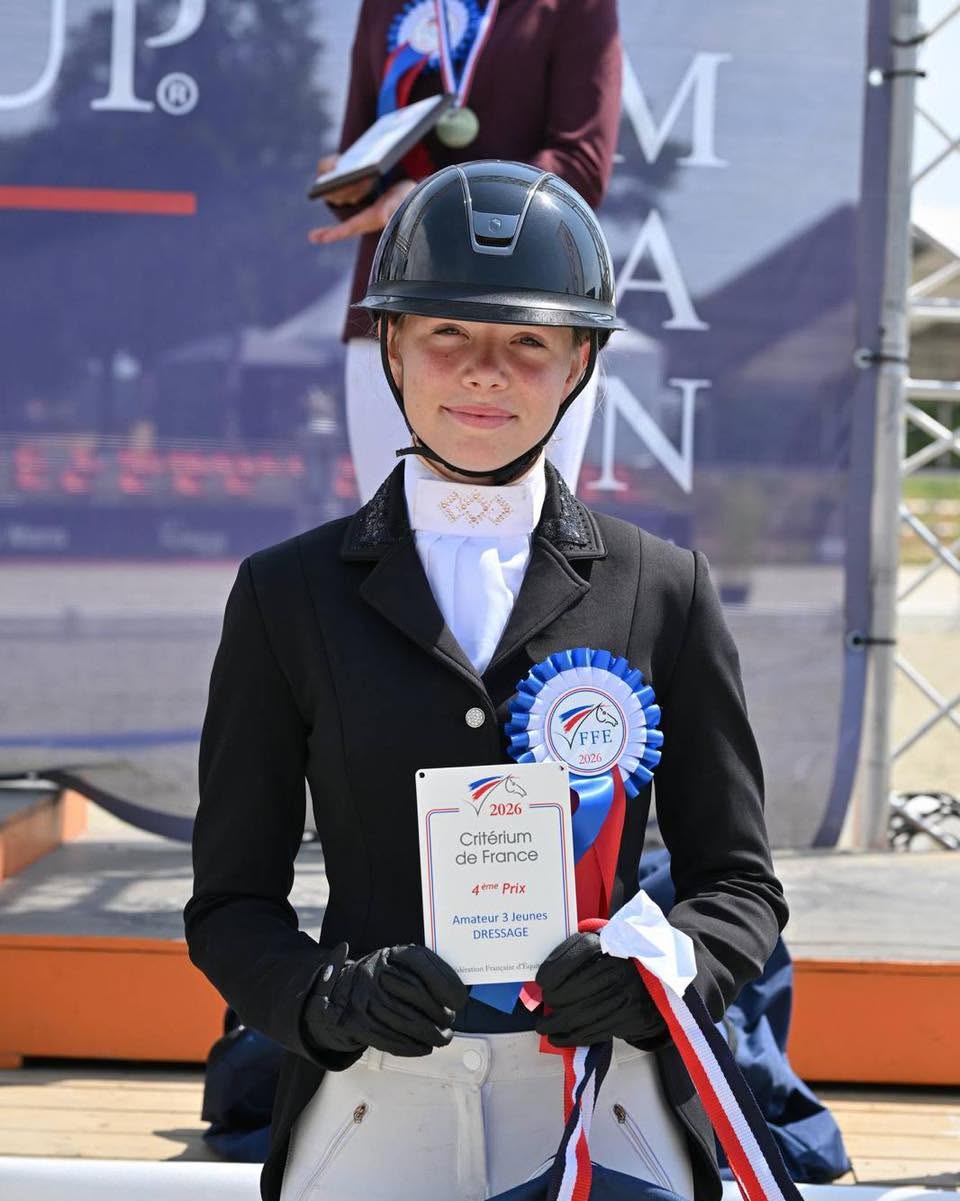 Jeune cavalière récompensée au Critérium de France de dressage
