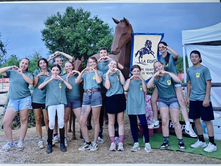 Groupe de jeunes cavaliers devant la statue du cheval de la Forge